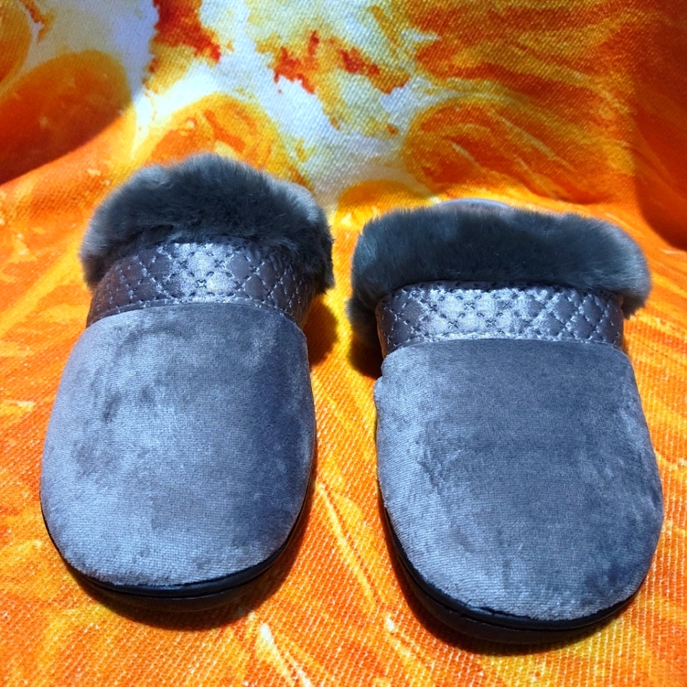 Isotoner Grey faux fur slippers.. Size US 7.5 -8..(NWOT)